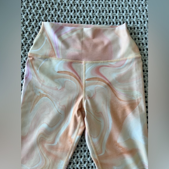 Carbon 38 Printed High Rise 7/8 Leggings in Warped Marble - Picture 9 of 10